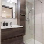 Modern Large And Spacious 4br With Wifi By 360 Estates *