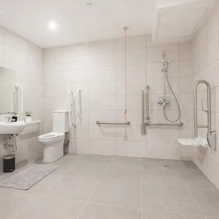 Modern Large And Spacious 4br With Wifi By 360 Estates