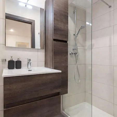 Modern Large And Spacious 4br With Wifi By 360 Estates *