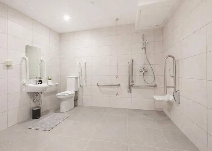 Modern Large And Spacious 4br With Wifi By 360 Estates