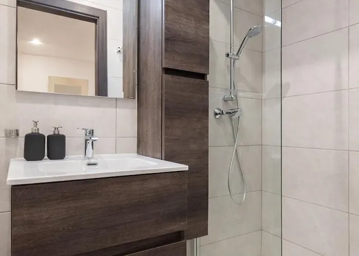 Modern Large And Spacious 4br With Wifi By 360 Estates *